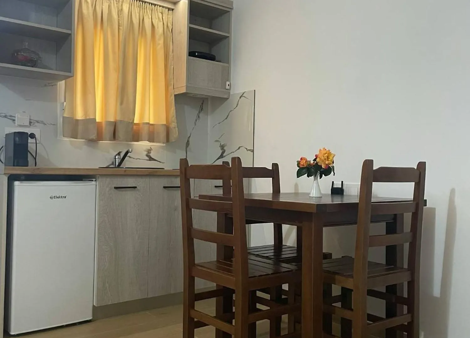 Milos Apartments Himare