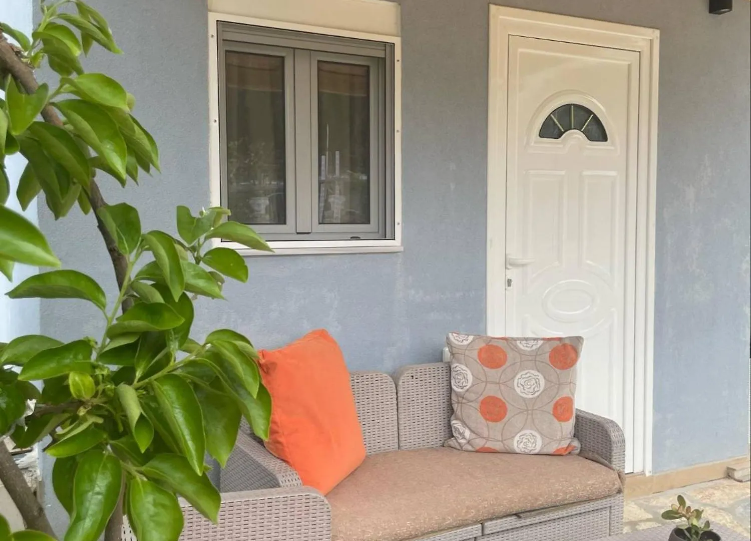 Milos Apartments Himare 0*,  Albania
