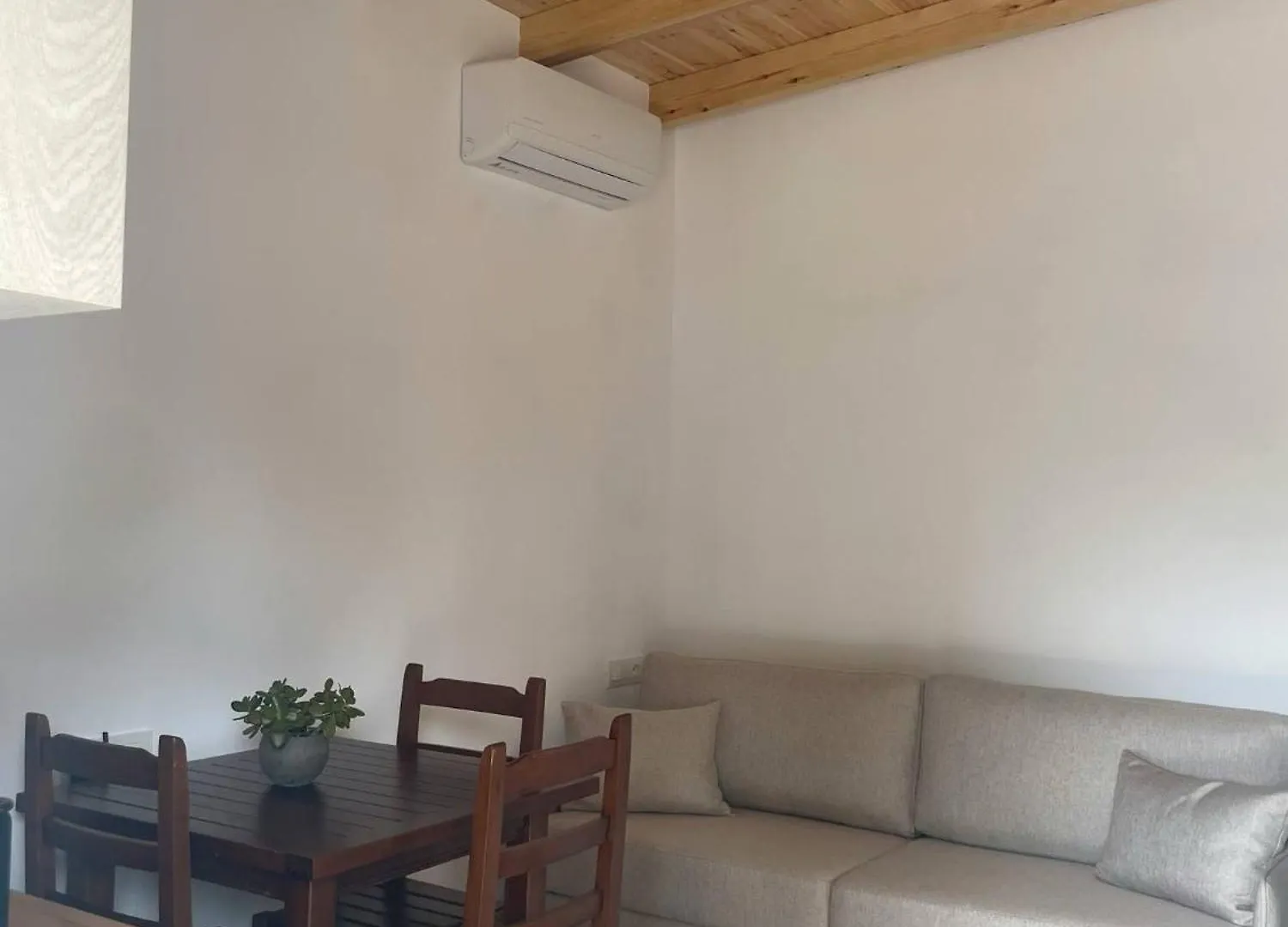 Milos Apartments Himare