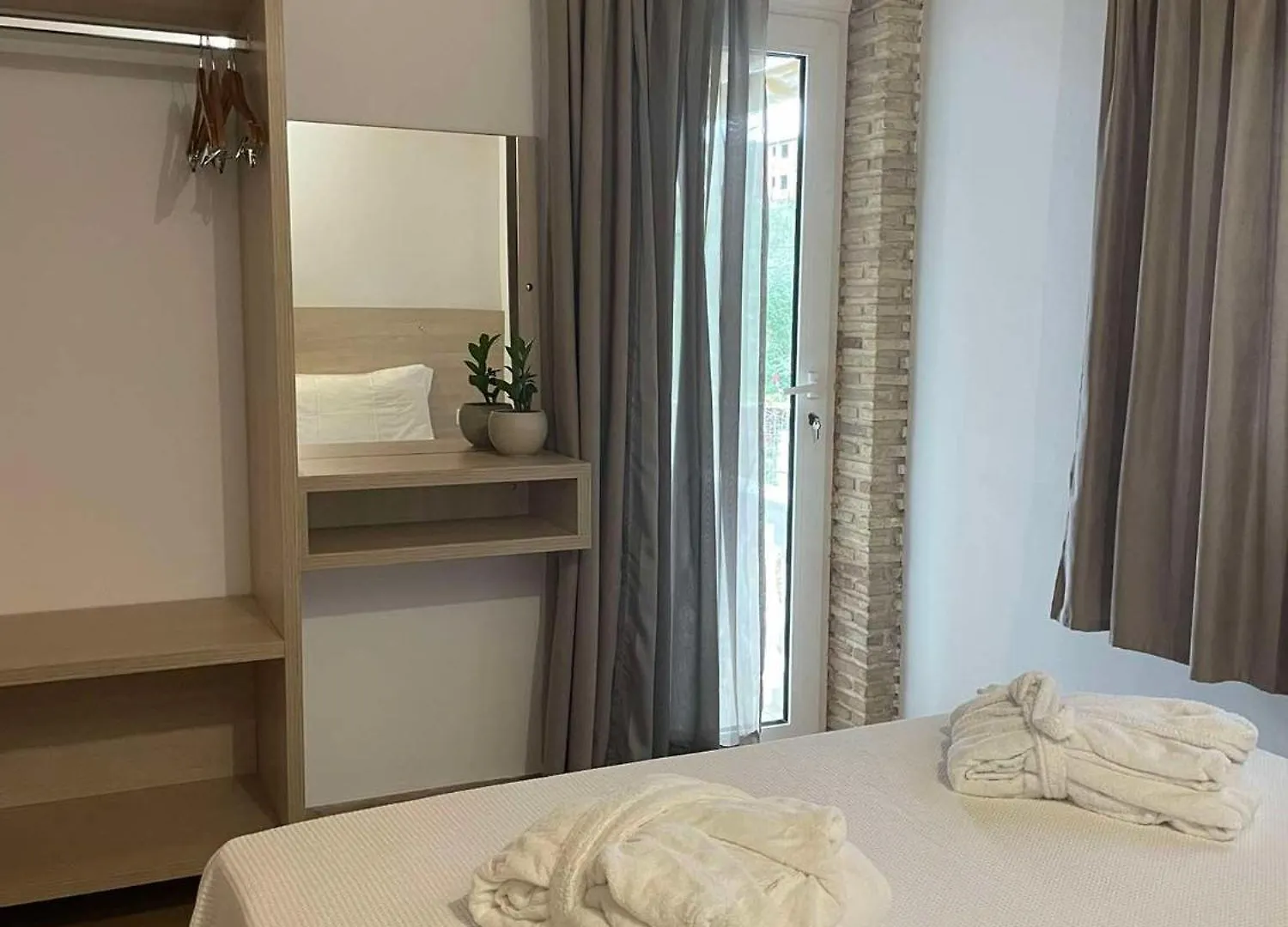 Milos Apartments Himare Albania