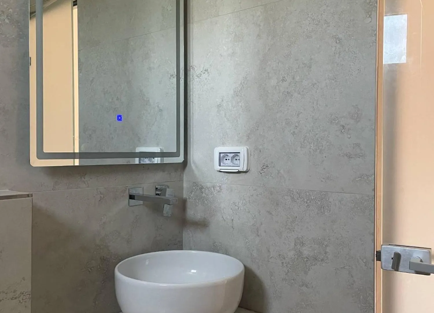 Milos Apartments Himare